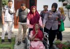 Polres-Probolinggo-Fasilitasi-Penjemputan-Ibu-Nortaji-yang-Sempat-Dirawat-di-Griya-Lansia-Malang