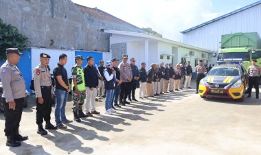 Polres-Tulungagung-Kawal-Ketat-Distribusi-Logistik-Pemilu-ke-Tingkat-Kecamatan