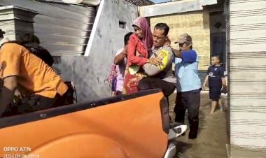 Sinergitas,-Polisi-Bersama-TNI-dan-BPBD-Evakuasi-Korban--Banjir-di-Mojokerto
