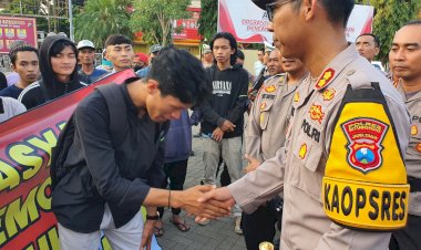 Ramadhan-Berkah-Kapolres-Situbondo-Berbagi-Takjil-untuk-Massa-Unras-AMPD