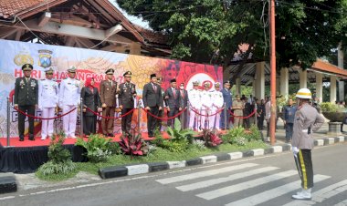 Upacara-Hari-Bhayangkara-Ke-78-di-Alun-alun-Dimeriahkan-Pocil-dan-Defile-Pasukan