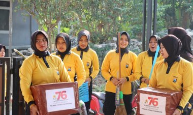 Sambut-Hari-Jadi-ke-76,-Polwan-Polres-Pamekasan-Gelar-Kerja-Bakti-Religi-dan-Bakti-Sosial