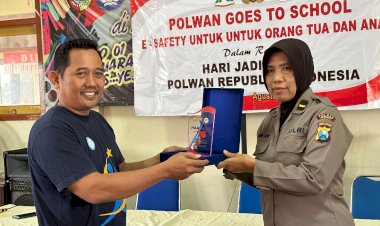 Cegah-Tangkal-Hoax-dan-Bullying-Polwan-Polres-Jember-Beri-Edukasi-Pelajar-di-Sekolah