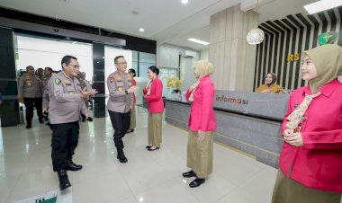 Kapolda-Jatim-Kunjungi-RS-Bhayangkara-Kediri-Beri-Santunan-Pasien-dan-Motivasi-Tenaga-Medis