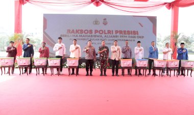 Kapolri-dan-Panglima-TNI-Bagikan-Ribuan-Bansos-Jelang-Ramadan