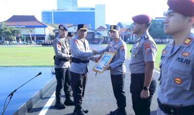 Kapolda-Jatim-Beri-Penghargaan-73-Personel-Berprestasi-4-Diantaranya-Terima-KPLB