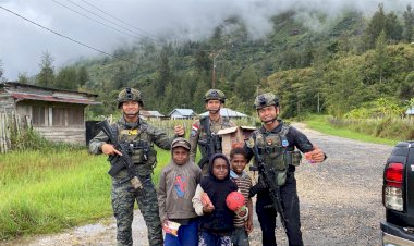 Personel-Ops-Damai-Cartenz-Tebar-Keceriaan-Bersama-Anak-Anak-di-Distrik-Bibida,-Paniai