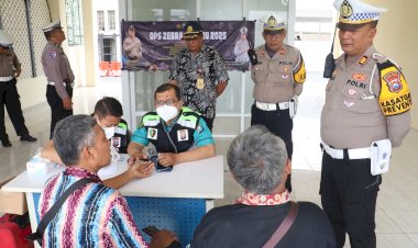 Operasi-Zebra-Semeru-Polres-Pelabuhan-Tanjungperak-Ramp-Check-Angkutan-Umum-dan-Tes-Urine-Sopir