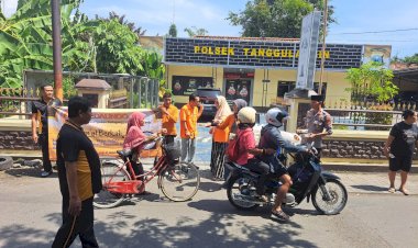 Polsek-Tanggulangin-Gandeng-Komunitas-Bagikan-Makanan-Jumat-Berkah