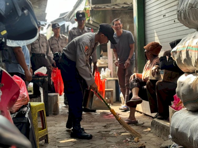 Siswa Diktukba Polri SPN Polda Jatim Punguti Sampah di Pasar Mojokerto, Pedagang: