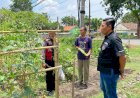 Personel-Polsek-Balongbendo-Berikan-Bantuan-Bibit-Jagung-kepada-Petani