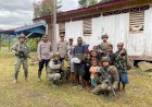 Satgas-Ops-Damai-Cartenz-Sambangi-Kampung-Apom-Kiwirok,-Salurkan-Bantuan-Bibit-Tanaman-dan-Alat-Tulis