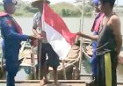 Satuan-Polairud-Polresta-Sidoarjo-Gelar-Patroli-Keamanan-dan-Bagikan-Bendera-Merah-Putih-di-Dermaga-Tlocor