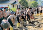Polri-Bersihkan-Area-Terdampak-Banjir-Bandang-di-Kampung-Tengah-Kecamatan-Palembayan-Agam-Sumbar