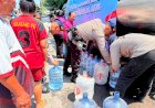 Brimob-Polda-Jatim-Salurkan-37.000-Liter-Air-Bersih-untuk-Warga-Terdampak-Kemarau