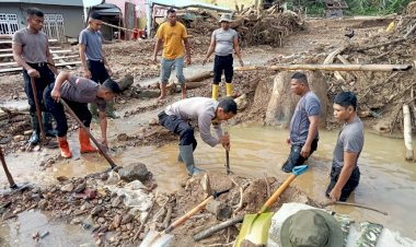 Gotong-Royong-Pascabanjir,-Polri-Pulihkan-Drainase-Tersumbat-dan-Gorong-gorong-di-Rusip-Antara