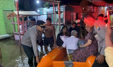 Gerak-Cepat-Polres-Probolinggo-Bantu-Evakuasi-Warga-Terdampak-Banjir