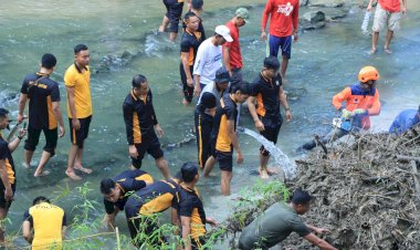 Gerakan-Indonesia-ASRI-:-Polres-Ngawi-Bersihkan-Aliran-Sungai-di-Jembatan-Purba