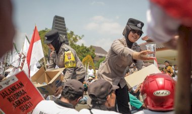 Polwan-Polres-Blitar-Berikan-Pelayanan-Humanis,-Berbagi-Air-hingga-Bersihkan-Sampah-Bersama-Massa-Aksi