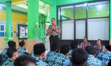 Cegah-Kenakalan-Remaja,-Polresta-Sidoarjo-Edukasi-Bijak-Medsos-di-MA-Nurul-Huda