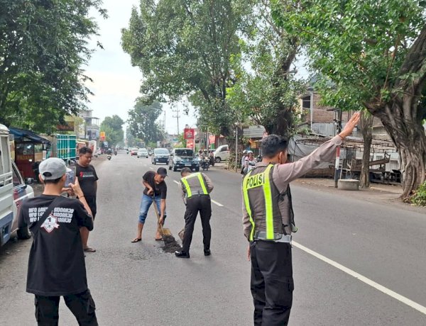 Personel Polsek Krian Gerak Cepat Tangani Jalan Berlubang untuk Keselamatan Pengguna Jalan