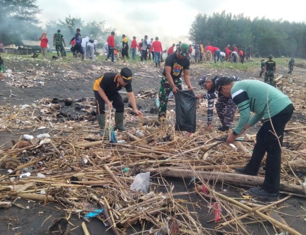 Peduli Lingkungan Jajaran Polres Jember Bersih-bersih Pantai Puger