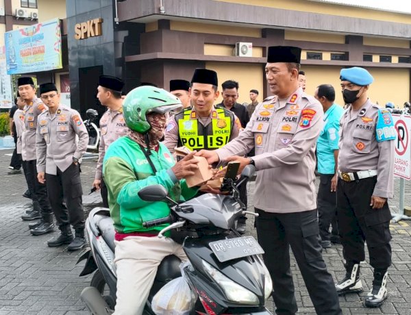 Humanis untuk Masyarakat, Wakapolresta Sidoarjo dan Pejabat Utama Bagikan Ratusan Takjil di Dalam Mako
