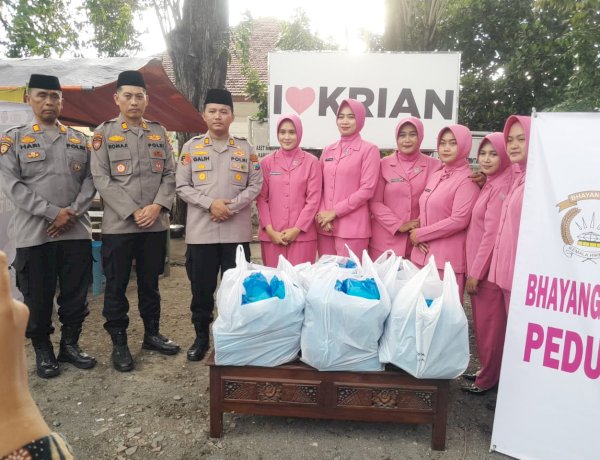 Tebar Kepedulian di Bulan Ramadan, Kapolsek Krian Bersama Bhayangkari Bagikan Takjil kepada Pengguna Jalan