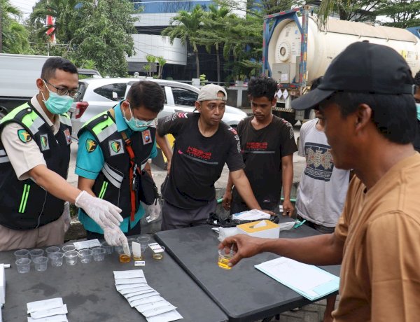 Polres Pelabuhan Tanjungperak Test Urine Sopir Truk dan Bus Jelang Mudik Lebaran