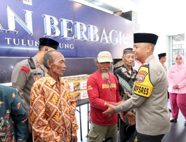 Ramadhan Berbagi : Polres Tulungagung Salurkan Bantuan Sembako Untuk Penggali Kubur dan Bilal Jenazah