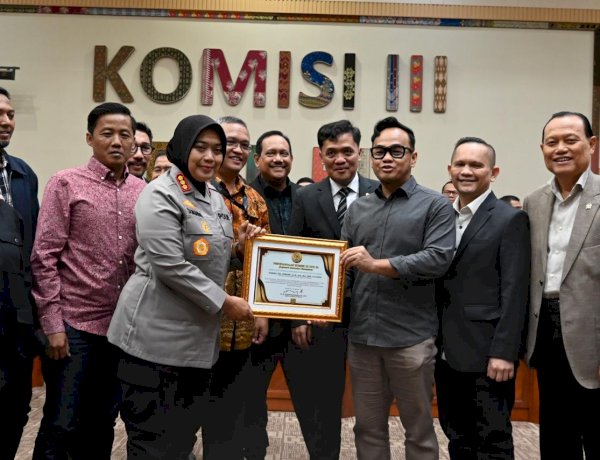 Komisi III DPR RI Beri Penghargaan ke Kapolres Metro Bekasi atas keberhasilan mengawal konflik antara Warga dengan Pengembang secara damai.