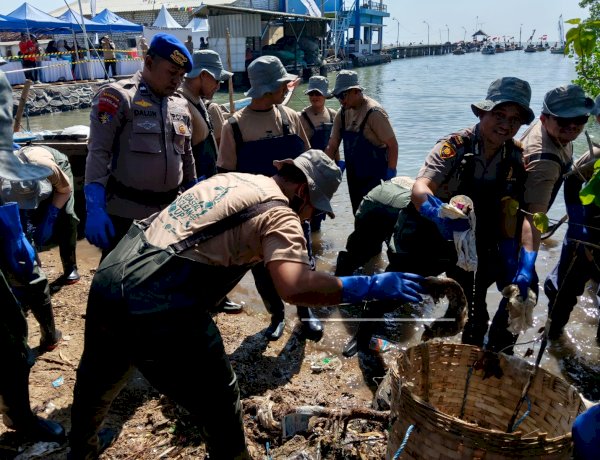 Sinergi Bersih - bersih Pantai, Polres Gresik Wujudkan Indonesia ASRI