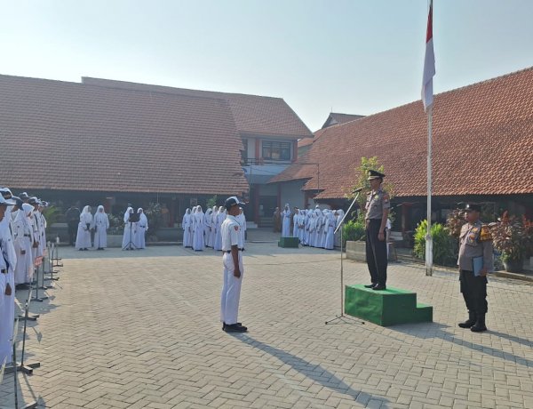 Polisi Sidoarjo Beri Edukasi Pelajar Saat Upacara Senin