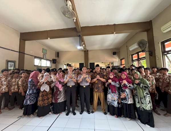 Sidoarjo Aspirasi Siswa Cegah Bullying dan Radikalisme, Kasat Binmas Polresta Sidoarjo Edukasi Pelajar MTs YPM 1 Wonoayu