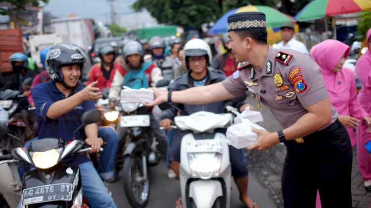 Kapolsek-Taman-Bersama-Bhayangkari-dan-Anggota-Polsek-Taman-Bagikan-Takjil-kepada-Pengguna-Jalan-di-Jl-Raya-Kalijaten