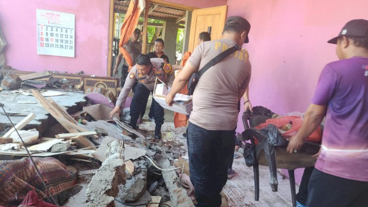 Gotong-Royong,-Kapolsek-Gedangan-Pimpin-Kerja-Bakti-Bersihkan-Rumah-Warga