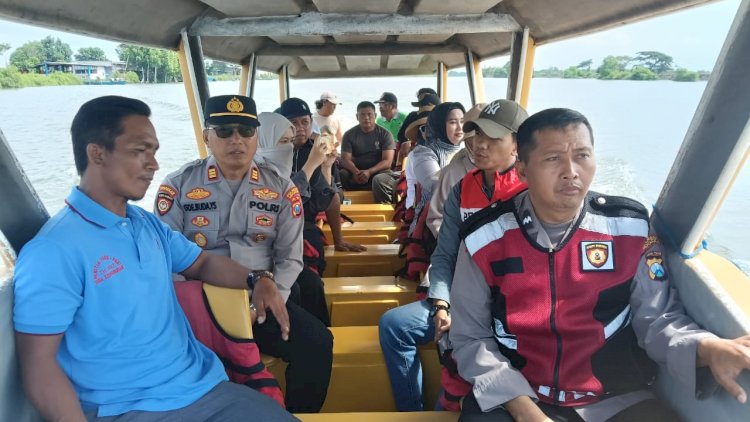 Berikan-Rasa-Aman,-Polisi-Siaga-di-Wisata-Bahari-Tlocor-Selama-Libur-Lebaran