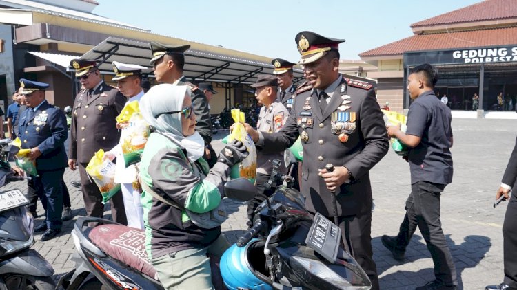 Hari-Bhayangkara-Ke-80,-Polresta-Sidoarjo-Bagikan-Beras-untuk-Warga