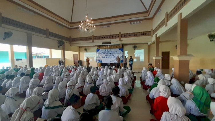 Cegah-Perundungan,-Polsek-Krian-Edukasi-Bijak-Bermedia-Sosial-kepada-Siswa-Baru-SMPN-2-Krian