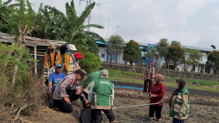 Bhabinkamtibmas-Ketegan-Kawal-Tanam-Padi-Modern,-Dukung-Ketahanan-Pangan-Nasional