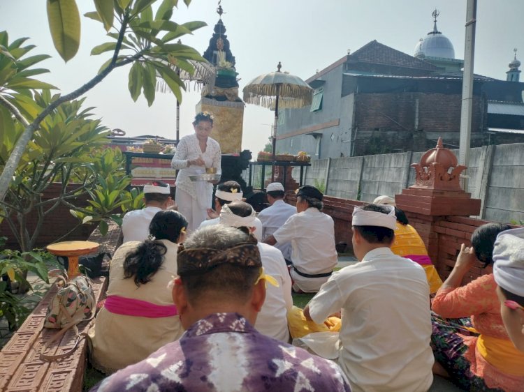 Anggota Polresta Sidoarjo dan Masyarakat Sekitar Mako, Rayakan Hari Suci Bulan Tilem di Pura Kertha Bumi