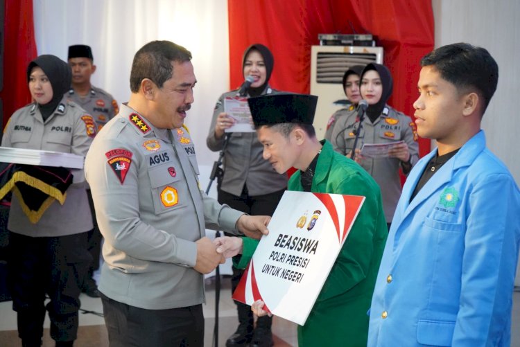 Kunjungan ke Riau, Wakapolri Silaturahmi dan Berikan Bantuan Bagi Mahasiswa Berprestasi.