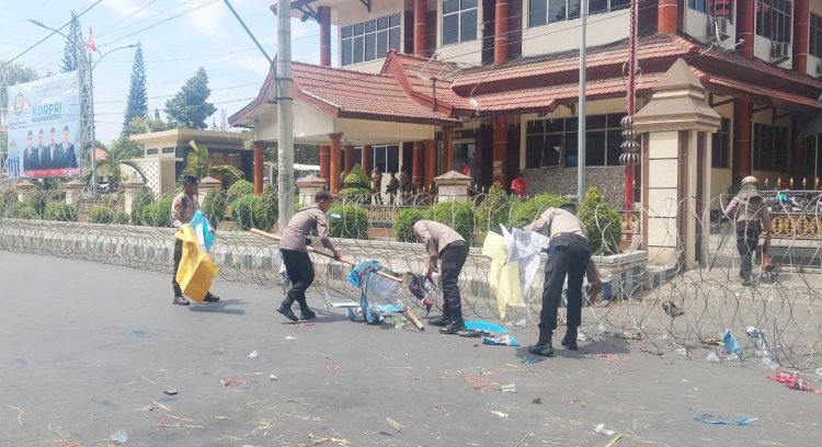 Peduli Lingkungan Polisi Bersihkan Sampah Usai Aksi Demo di Kantor DPRD Situbondo