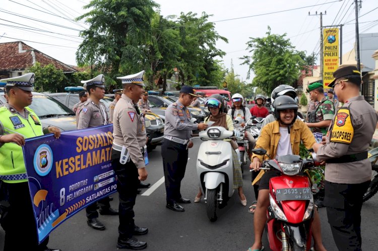 Operasi Keselamatan Semeru 2024, Polres Pamekasan Turun Jalan Berbagi Brosur Himbauan Kamseltibcarlantas