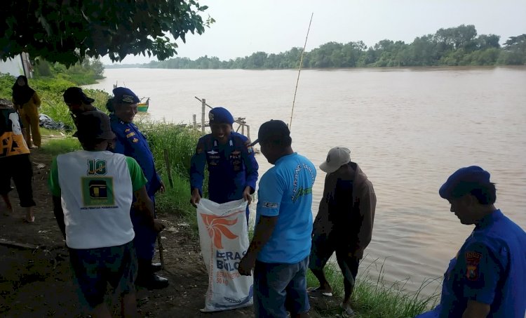 Polisi Sidoarjo bersama Warga Pesisir Bersihkan Sampah