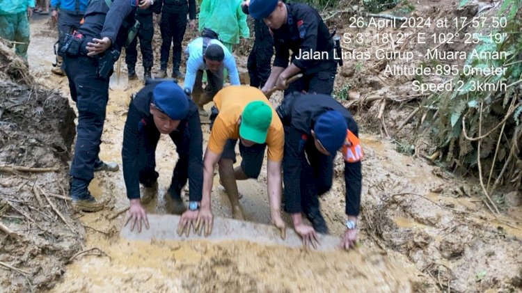 TNI-Polri Bantu Warga Buka Akses Jalan Putus Akibat Longsor