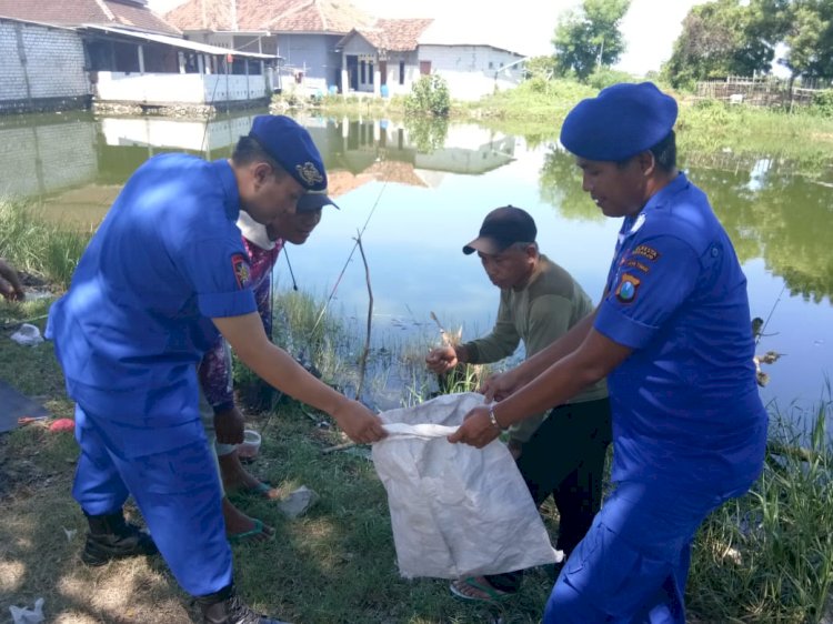 Peduli Lingkungan Polresta Sidoarjo Bersama Warga Bersihkan Sampah di Pesisir Pantai