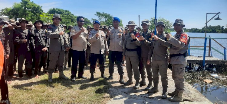 Polisi Latihan SAR Perairan di Tlocor