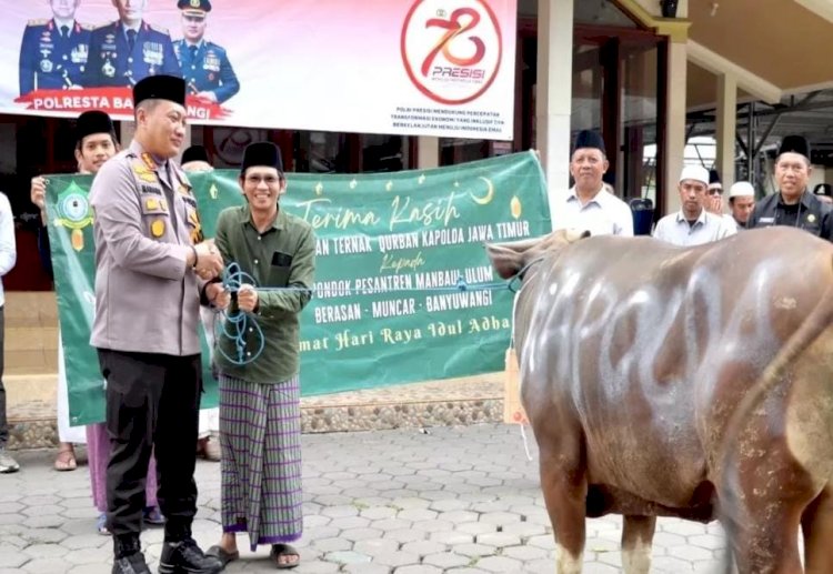 Kapolda Jatim Berkurban 10 Sapi dan 17 Kambing untuk Ponpes,Ormas dan Organisasi Kemahasiswaan di Banyuwangi