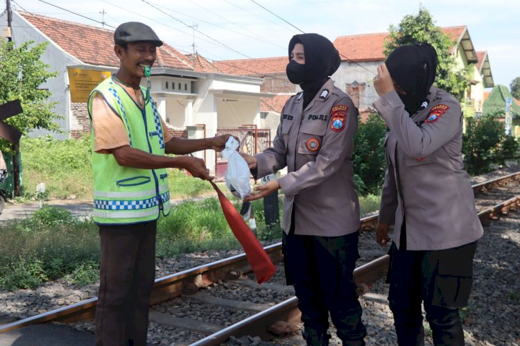 Rayakan Idul Adha, Polwan Polres Pasuruan Berbagi Daging Hewan Kurban untuk Penjaga Perlintasan Kereta